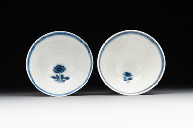A pair of fine Chinese blue and white cups, Chenghua mark, Kangxi