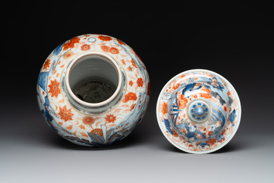 A pair of fine Chinese Imari-style vases and covers with narrative design, Kangxi
