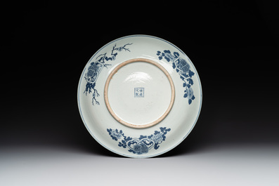 A large Chinese blue and white 'Bleu de Hue' dish for the Vietnamese market, Shi De Ding Zhi 世德定製 mark, 19th C.