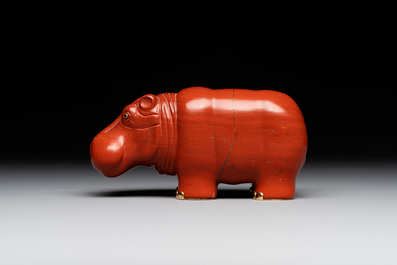 An 18kt gold mounted red jasper hippopotamus with sapphire inset eyes in Faberg&eacute;-style, early 20th C.