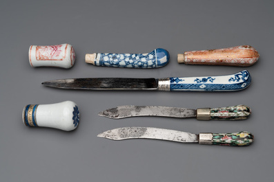 A Chinese porcelain spittoon, two walking stick knobs, five knife handles, Kangxi/Qianlong