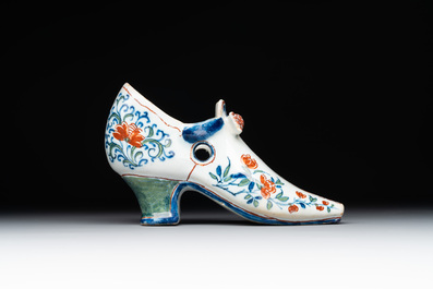 A Dutch Delft cashmere palette shoe, 18th C.