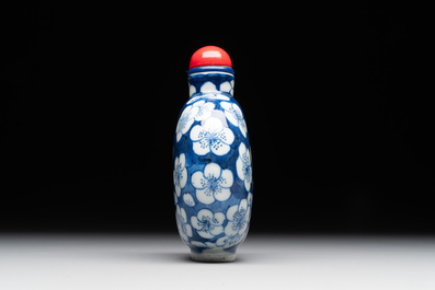 A large Chinese blue and white 'prunus on cracked ice' snuff bottle, Chenghua mark, 18/19th C.