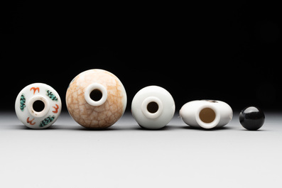 Nine various Chinese porcelain snuff bottles, Yongzheng and Tongzhi mark, 19/20th C.