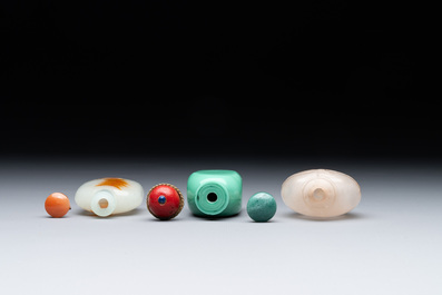 Seven various Chinese jade, agate and glass snuff bottles, 19/20th C.