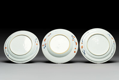 A pair of Chinese Imari-style plates, a plate and a pair of saucers, Kangxi/Yongzheng
