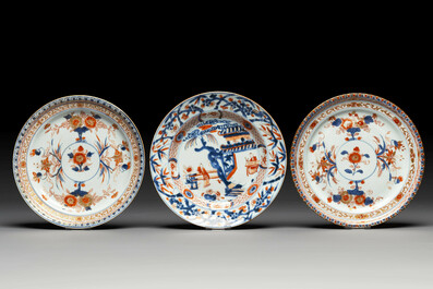 A pair of Chinese Imari-style plates, a plate and a pair of saucers, Kangxi/Yongzheng