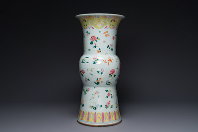 A Chinese famille rose pedestal stand with floral design, 19th C.