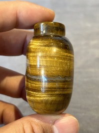 Six Chinese hardstone and agate snuff bottles, 19/20th C.