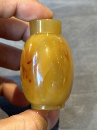 Five Chinese agate snuff bottles, 19/20th C.