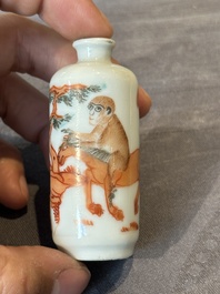 Nine various Chinese porcelain snuff bottles, Yongzheng and Tongzhi mark, 19/20th C.