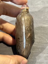 Seven Chinese smoky quartz, agate and hardstone snuff bottles, 19/20th C.