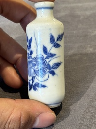 Nine various Chinese porcelain snuff bottles, Yongzheng and Tongzhi mark, 19/20th C.
