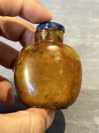 Five Chinese agate snuff bottles, 19/20th C.