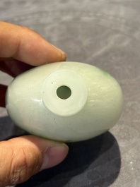Seven various Chinese jade, agate and glass snuff bottles, 19/20th C.