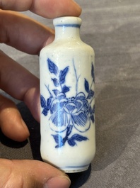Nine various Chinese porcelain snuff bottles, Yongzheng and Tongzhi mark, 19/20th C.