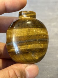 Six Chinese hardstone and agate snuff bottles, 19/20th C.