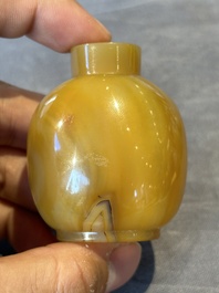 Five Chinese agate snuff bottles, 19/20th C.