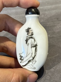 Nine various Chinese porcelain snuff bottles, Yongzheng and Tongzhi mark, 19/20th C.