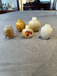 Five Chinese agate snuff bottles, 19/20th C.