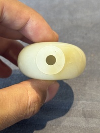 A Chinese white jade snuff bottle with jadeite stopper, 18/19th C.
