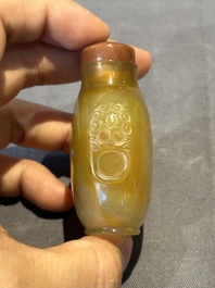 Six Chinese agate, jade and glass snuff bottles, 19/20th C.