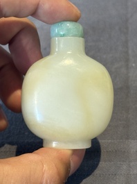 A Chinese white jade snuff bottle with jadeite stopper, 18/19th C.