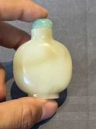A Chinese white jade snuff bottle with jadeite stopper, 18/19th C.