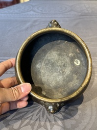 A Chinese bronze censer with lion handles, Xuande mark, 17/18th C.
