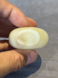 A Chinese white jade snuff bottle with jadeite stopper, 18/19th C.