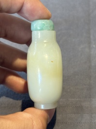 A Chinese white jade snuff bottle with jadeite stopper, 18/19th C.