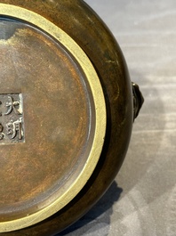 A Chinese bronze censer with lion handles, Xuande mark, 17/18th C.