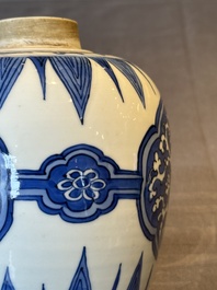 A Chinese blue and white covered jar with floral design, Kangxi