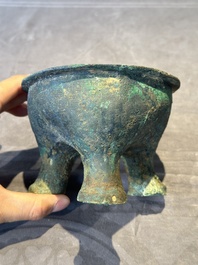 A Chinese archaic bronze tripod food vessel, 'li 鬲', late Western Zhou/early Eastern Zhou