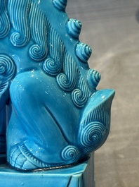 A Chinese famille verte black-ground vase and a pair of turquoise-glazed Buddhist lions, 19/20th C.