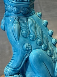 A Chinese famille verte black-ground vase and a pair of turquoise-glazed Buddhist lions, 19/20th C.