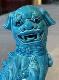 A Chinese famille verte black-ground vase and a pair of turquoise-glazed Buddhist lions, 19/20th C.