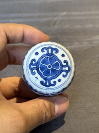 A Chinese blue and white covered jar with floral design, Kangxi