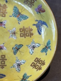 A pair of Chinese yellow-ground famille rose plates with butterfly design, Tongzhi mark, 20th C.