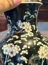 A Chinese famille verte black-ground vase and a pair of turquoise-glazed Buddhist lions, 19/20th C.