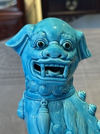 A Chinese famille verte black-ground vase and a pair of turquoise-glazed Buddhist lions, 19/20th C.