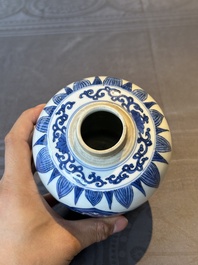 A Chinese blue and white covered jar with floral design, Kangxi