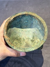 A Chinese archaic bronze tripod food vessel, 'li 鬲', late Western Zhou/early Eastern Zhou