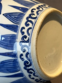 A Chinese blue and white covered jar with floral design, Kangxi