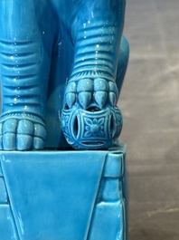 A Chinese famille verte black-ground vase and a pair of turquoise-glazed Buddhist lions, 19/20th C.