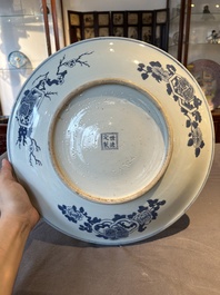 A large Chinese blue and white 'Bleu de Hue' dish for the Vietnamese market, Shi De Ding Zhi 世德定製 mark, 19th C.