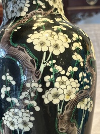 A Chinese famille verte black-ground vase and a pair of turquoise-glazed Buddhist lions, 19/20th C.