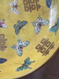 A pair of Chinese yellow-ground famille rose plates with butterfly design, Tongzhi mark, 20th C.