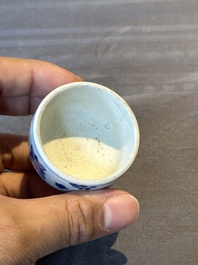 A Chinese blue and white covered jar with floral design, Kangxi