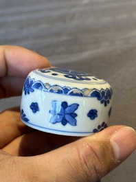 A Chinese blue and white covered jar with floral design, Kangxi
